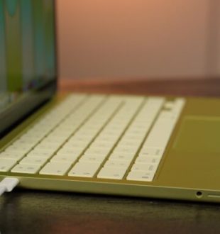 Le MacBook Neo n'a que deux ports USB. Celui tout à droite est restreint en vitesse. // Source : Alfred Tertrais - Numerama Le MacBook Neo n'a que deux ports USB. Celui tout à droite est restreint en vitesse. // Source : Alfred Tertrais - Numerama