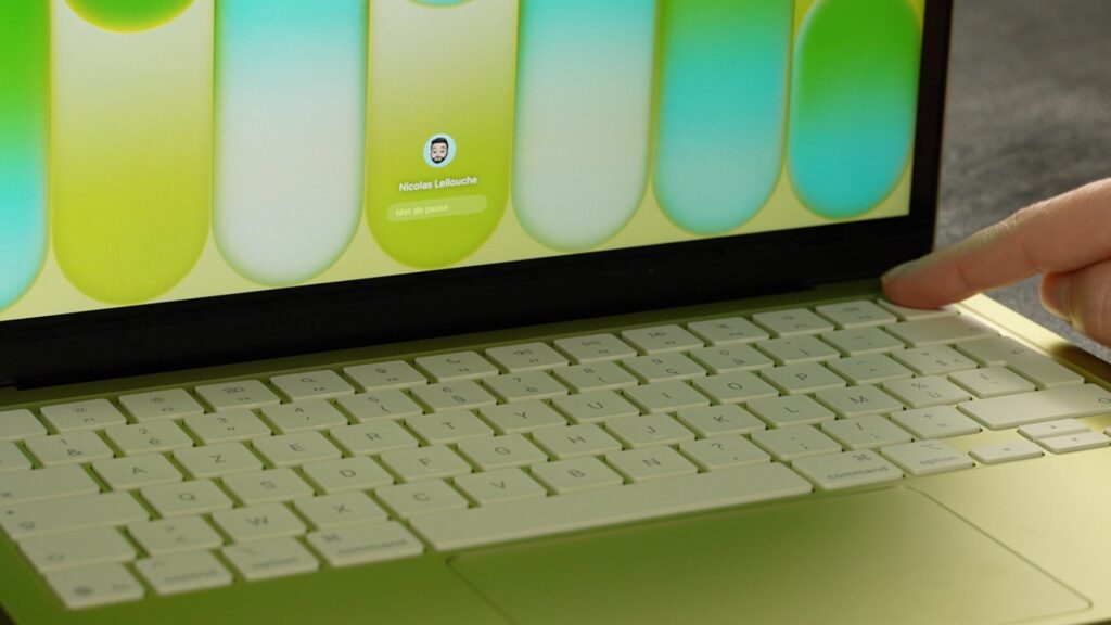 Il n'y a pas de bouton Touch ID sur notre MacBook Neo 256 Go : il faut taper le code.  // Source : Alfred Tertrais - Numerama