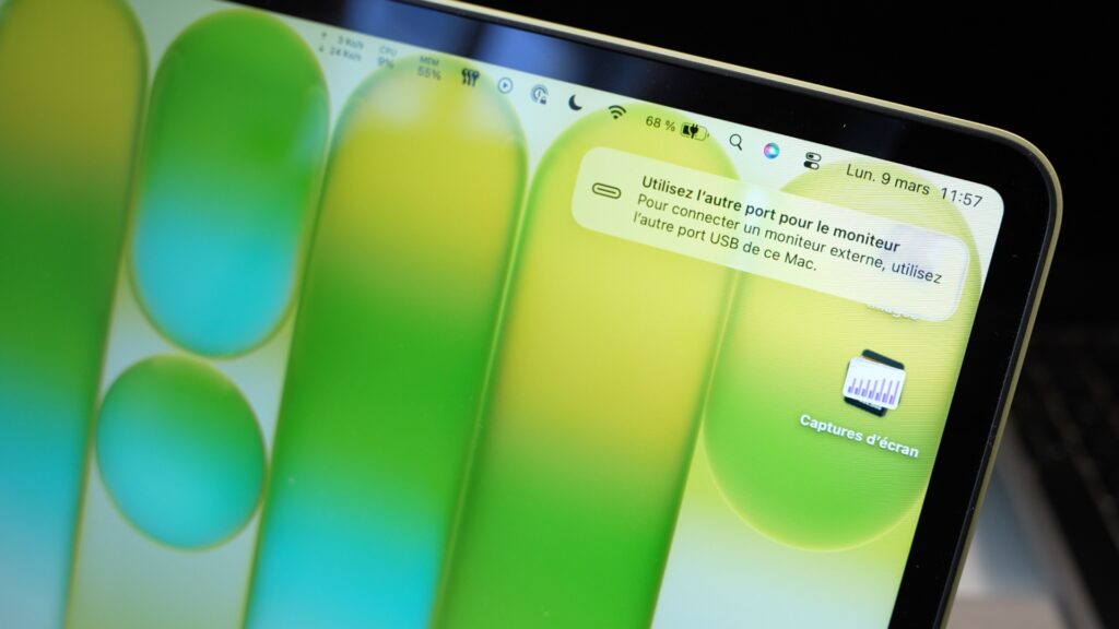 Quand on branche quelque chose sur le second port du MacBook Neo, un message d'erreur prévient qu'il vaut mieux utiliser le premier. // Source : Alfred Tertrais - Numerama