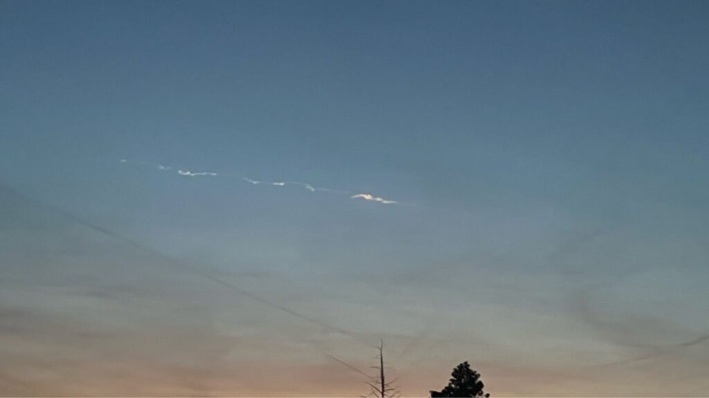 La train&eacute;e laiss&eacute;e par le ph&eacute;nom&egrave;ne dans le ciel. // Source : Via X @mourad_zauo (image recadr&eacute;e)