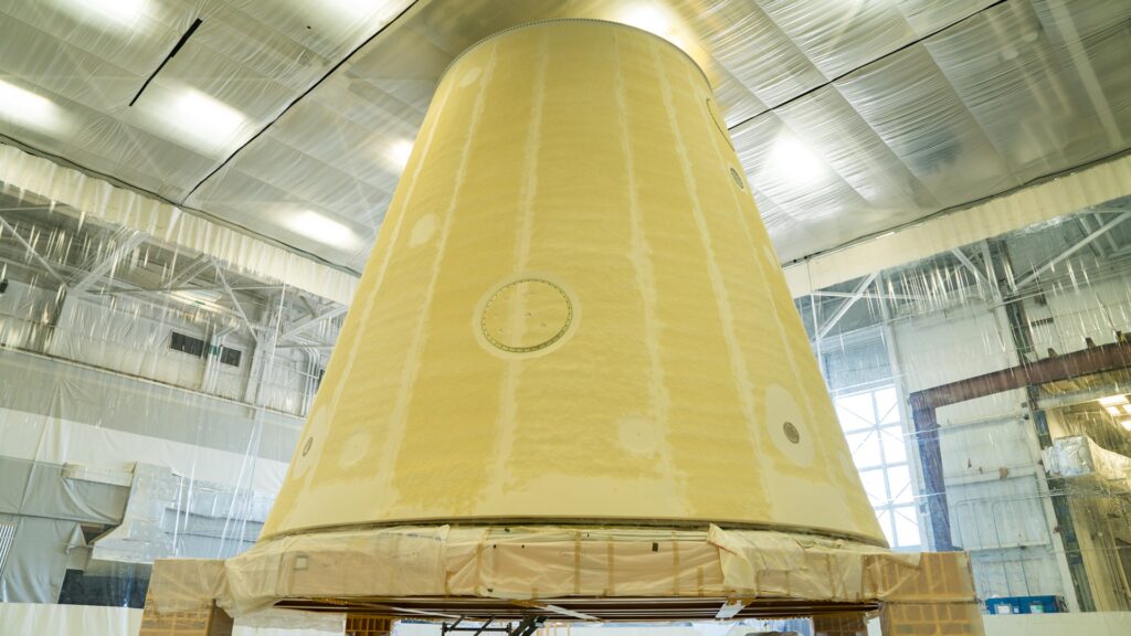 Isolant appliqué sur la fusée avant son assemblage. Isolant appliqué sur la fusée avant son assemblage.