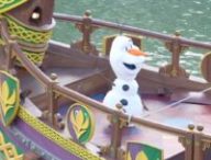 Le spectacle Célébration à Arendelle avec Olaf sur un bateau. // Source : Numerama