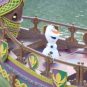 Le spectacle C&eacute;l&eacute;bration &agrave; Arendelle avec Olaf sur un bateau. // Source : Numerama