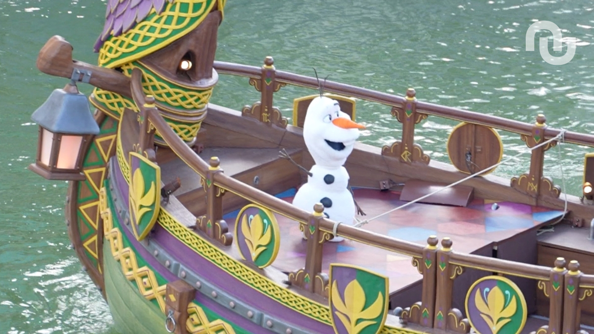 Le spectacle Célébration à Arendelle avec Olaf sur un bateau. // Source : Numerama Le spectacle Célébration à Arendelle avec Olaf sur un bateau. // Source : Numerama