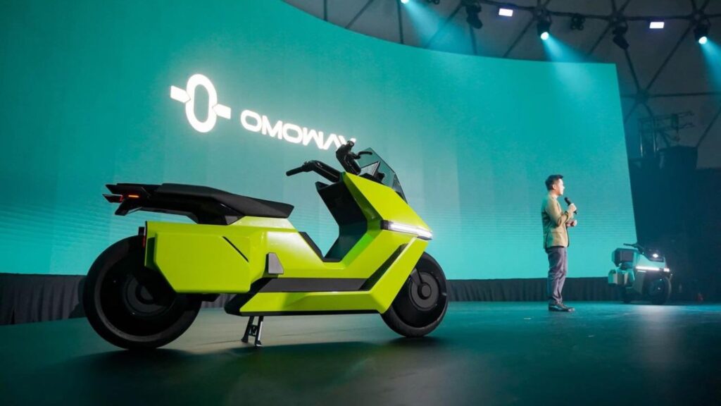 Le scooter &eacute;lectrique auto-&eacute;quilibr&eacute; d'Omoway // Source : Omoway