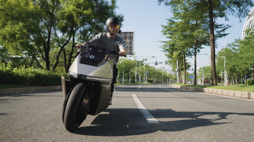 Le scooter &eacute;lectrique auto-&eacute;quilibr&eacute; d'Omoway // Source : Omoway