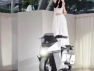 Le scooter électrique auto-équilibré d'Omoway // Source : Omoway