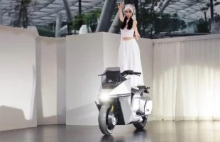 Le scooter électrique auto-équilibré d'Omoway // Source : Omoway