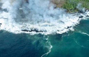 La plateforme en train de s'agrandir. // Source : Via Facebook Observatoire géologique du Piton de la Fournaise (capture d'écran)