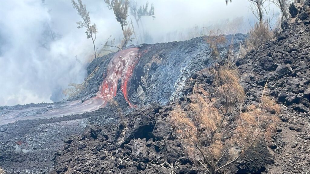 La lave se d&eacute;verse dans une cascade de 4-6 m&egrave;tres de large, donnant naissance &agrave; une &laquo; plateforme &raquo; lorsqu'elle rencontre l'oc&eacute;an. // Source : Via Facebook, Observatoire Volcanologique du Piton de la Fournaise