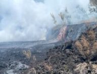 Formation de la plateforme, avec la rencontre de la lave et de l'océan. // Source : Via Facebook, Observatoire Volcanologique du Piton de la Fournaise