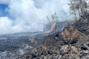 Formation de la plateforme, avec la rencontre de la lave et de l'océan. // Source : Via Facebook, Observatoire Volcanologique du Piton de la Fournaise