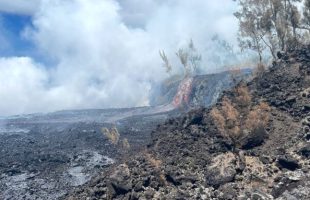 Formation de la plateforme, avec la rencontre de la lave et de l'océan. // Source : Via Facebook, Observatoire Volcanologique du Piton de la Fournaise