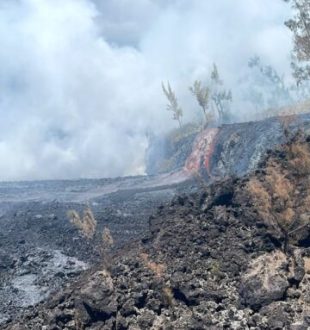 Formation de la plateforme, avec la rencontre de la lave et de l'océan. // Source : Via Facebook, Observatoire Volcanologique du Piton de la Fournaise