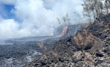Formation de la plateforme, avec la rencontre de la lave et de l'océan. // Source : Via Facebook, Observatoire Volcanologique du Piton de la Fournaise