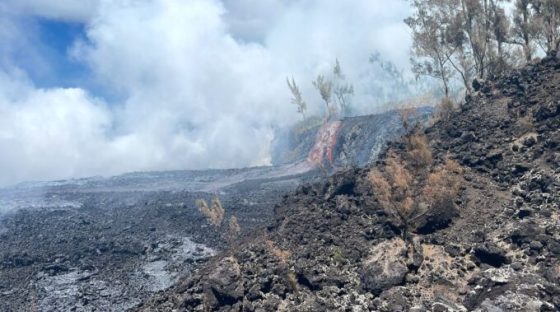 Formation de la plateforme, avec la rencontre de la lave et de l'océan. // Source : Via Facebook, Observatoire Volcanologique du Piton de la Fournaise