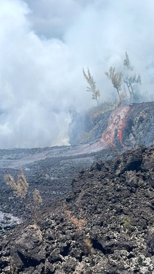 Formation de la plateforme, avec la rencontre de la lave et de l'océan. // Source : Via Facebook, Observatoire Volcanologique du Piton de la Fournaise