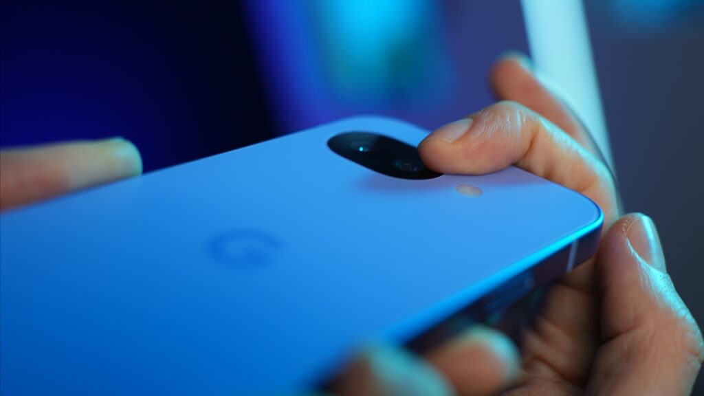 L'appareil photo du Pixel 10a ne dépasse pas : c'est un de ses vrais avantages sur la concurrence. // Source : Numerama