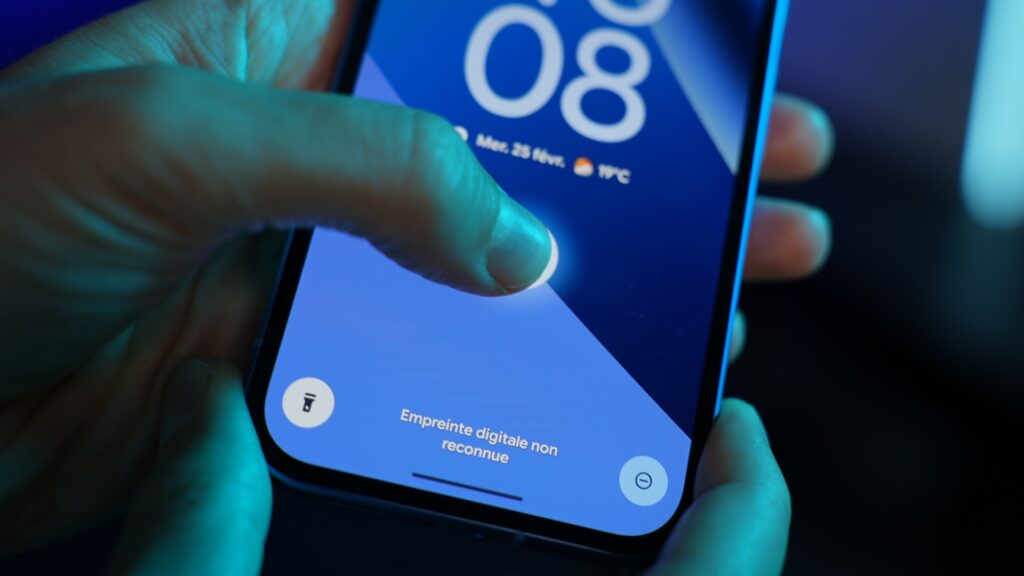 Le capteur d'empreintes optique du Pixel 10a éclaire le doigt pour voir à travers l'écran. Il marche moins bien que celui d'autres appareils. // Source : Numerama