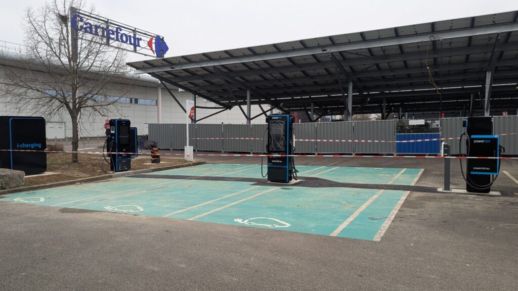 Station Powerdot pour le moment priv&eacute;e des offres fid&eacute;lit&eacute; de Carrefour // Source : Raphaelle Baut pour Numerama