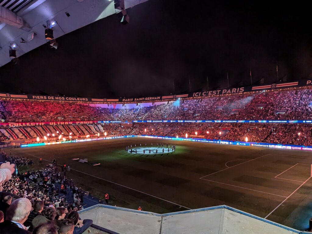 La même photo à 1 seconde d'intervalle avec moins de lumière : le Pixel 10a ne se fait pas avoir. // Source : Numerama