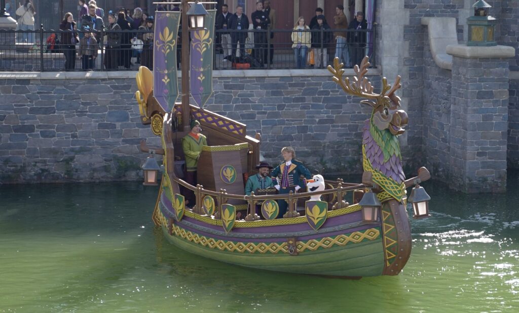 Le spectacle Célébration à Arendelle avec Olaf sur un bâteau. Le spectacle Célébration à Arendelle avec Olaf sur un bâteau.