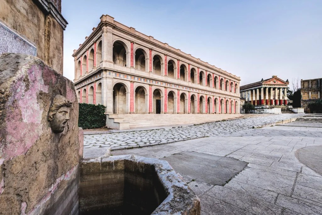 Les décors de la Rome Antique à la cinecitta // Source : cinecitta Les décors de la Rome Antique à la cinecitta // Source : cinecitta