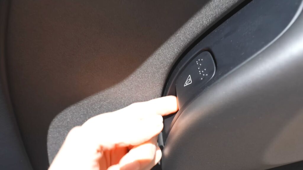 La nouvelle poign&eacute;e de porte &agrave; l'int&eacute;rieur du Tesla Cybercab // Source : Kim Java via YouTube