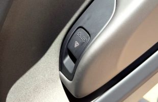 La nouvelle poignée de porte à l'intérieur du Tesla Cybercab // Source : Kim Java via YouTube La nouvelle poignée de porte à l'intérieur du Tesla Cybercab // Source : Kim Java via YouTube