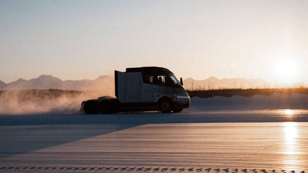 Le Tesla Semi en test dans des conditions extr&ecirc;mes. // Source : Tesla Semi