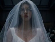 Camila Morrone brille en mariée maudite dans la série Un très mauvais pressentiment. // Source :  Netflix