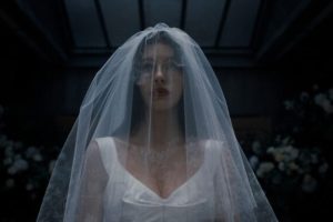 Camila Morrone brille en mariée maudite dans la série Un très mauvais pressentiment. // Source :  Netflix