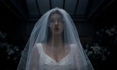 Camila Morrone brille en mariée maudite dans la série Un très mauvais pressentiment. // Source :  Netflix