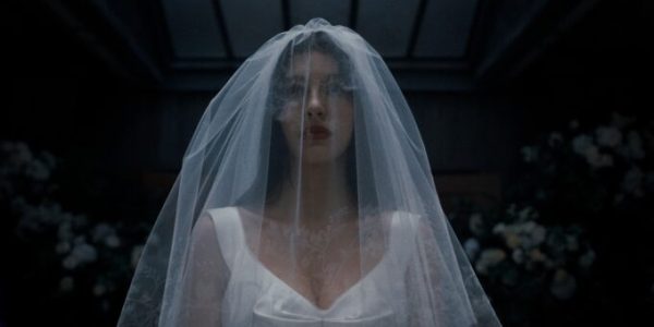 Camila Morrone brille en mariée maudite dans la série Un très mauvais pressentiment. // Source :  Netflix