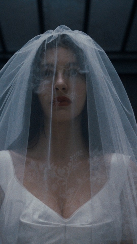 Camila Morrone brille en mariée maudite dans la série Un très mauvais pressentiment. // Source : Netflix Camila Morrone brille en mariée maudite dans la série Un très mauvais pressentiment. // Source : Netflix