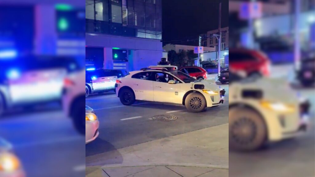 Un taxi autonome Waymo bloque une ambulance qui veut intervenir sur une fusillade à Austin. // Source : Breaking911 via X Un taxi autonome Waymo bloque une ambulance qui veut intervenir sur une fusillade à Austin. // Source : Breaking911 via X