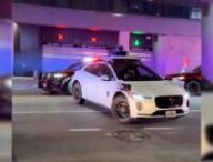 Un taxi autonome Waymo bloque une ambulance qui veut intervenir sur une fusillade à Austin. // Source : Breaking911 via X