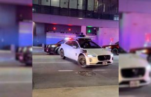Un taxi autonome Waymo bloque une ambulance qui veut intervenir sur une fusillade à Austin. // Source : Breaking911 via X Un taxi autonome Waymo bloque une ambulance qui veut intervenir sur une fusillade à Austin. // Source : Breaking911 via X