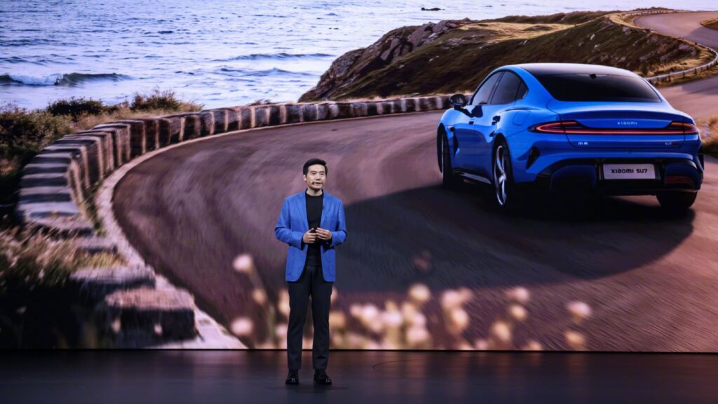 Lei Jun et la nouvelle Xiaomi SU7. // Source : Xiaomi Lei Jun et la nouvelle Xiaomi SU7. // Source : Xiaomi