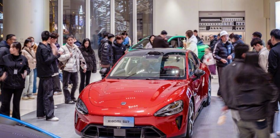 La Xiaomi SU7 en concession. // Source : CCTV via Weibo La Xiaomi SU7 en concession. // Source : CCTV via Weibo