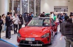 La Xiaomi SU7 en concession. // Source : CCTV via Weibo