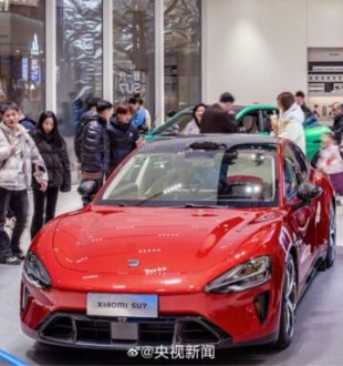 La Xiaomi SU7 en concession. // Source : CCTV via Weibo