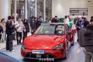 La Xiaomi SU7 en concession. // Source : CCTV via Weibo La Xiaomi SU7 en concession. // Source : CCTV via Weibo