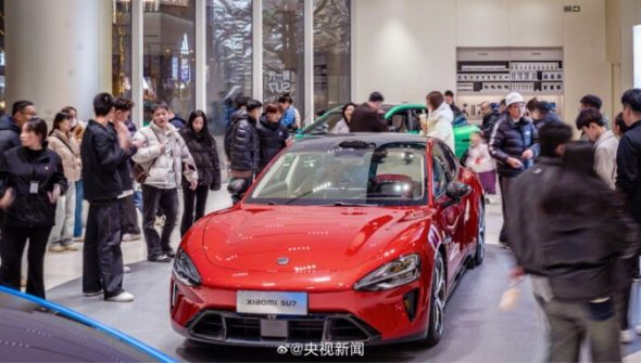 La Xiaomi SU7 en concession. // Source : CCTV via Weibo La Xiaomi SU7 en concession. // Source : CCTV via Weibo