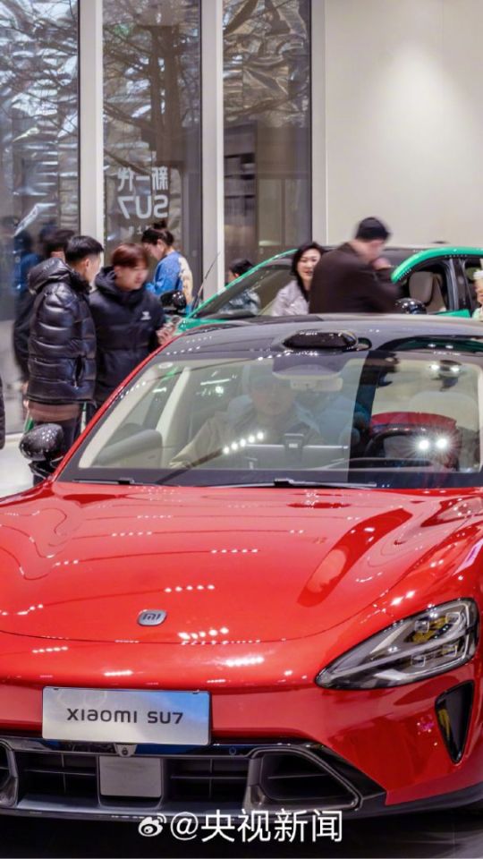 La Xiaomi SU7 en concession. // Source : CCTV via Weibo La Xiaomi SU7 en concession. // Source : CCTV via Weibo