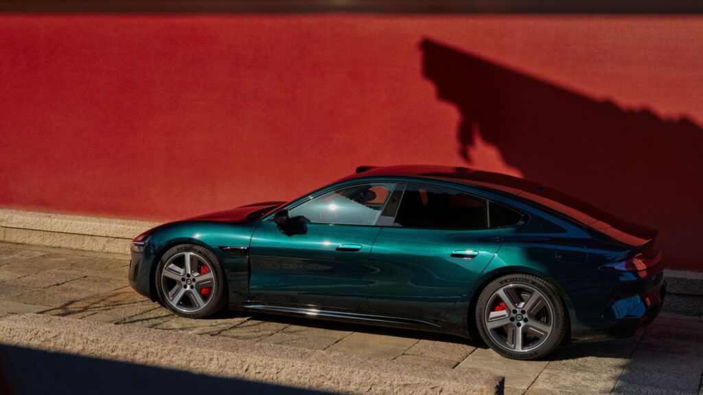 La nouvelle Xiaomi SU7 en vert Indigo Stone. // Source : Xiaomi La nouvelle Xiaomi SU7 en vert Indigo Stone. // Source : Xiaomi