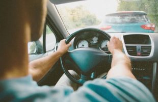 Vos pare-brise sont moins sales qu'avant, et c'est une très mauvaise nouvelle // Source : Numerama via Canva