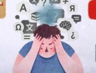 Tandis que la traduction automatique peut s'avérer être particulièrement utile en cas de lacunes en langues étrangères, celle-ci peut également frustrer celles et ceux n'ayant rien demandé. Car oui, les grandes plateformes se mettent à traduire à la volée titres, posts, commentaires, voire voix.   De quoi augmenter le temps passé sur le service et donner l’impression qu’« on comprend tout ». Sauf qu'il n'en est rien : pour beaucoup, d’un point de vue utilisateur, la traduction automatique crée un double malaise : on perd les nuances (humour, contexte politique, registres de langue…) et on ne sait pas forcément si ce qu’on lit relève de l'auteur ou d'une paraphrase algorithmique.   Sur YouTube, par exemple, des chaînes entières sont aujourd’hui doublées ou sous‑titrées par IA sans bouton clair pour revenir à l’original. Plus récemment, sur X, des posts apparaissent directement traduits dans le fil. Un changement qui n'a pas manqué de faire réagir les utilisateurs, spamés de messages initialement en japonais. Bien que moins grand public, le phénomène est également observé sur Reddit, qui donne naissance à des communautés « francisées » malgré elles. Voici comment s'en débarrasser.   Comment désactiver la traduction automatique sur les navigateurs ?   Dans cette histoire, le premier suspect est rarement le service lui‑même, mais le navigateur qui le fait parler une autre langue. Sur le web, Chrome joue ce rôle de pivot : son module Google Traduction scanne toutes les pages que vous ouvrez, de YouTube à Google Docs en passant par Reddit, et propose de les réécrire automatiquement dans la langue que vous avez choisie.  Résultat : même si YouTube ou Gmail n’ont pas, à l’origine, de traduction automatique très agressive, Chrome ajoute par‑dessus ses propres bulles « Traduire cette page », puis mémorise vos choix pour généraliser le comportement à tout un tas de sites. Tant que cette couche n’est pas désactivée, vous risquez de voir des interfaces, des titres de vidéos ou des documents entiers s’afficher dans une autre langue sans toujours comprendre d’où ça vient.   Sur Chrome :   Pour vous en débarrasser, rendez-vous sur Chrome, dans les paramètres, puis cliquez sur « Langues ». Plusieurs options s'offrent alors à vous : vous pouvez tout simplement décocher « Utiliser Google Traduction » -- pour éviter tout pop-up --, ou bien ajouter des langues dans la catégorie « Ne jamais proposer de traduire ces langues ».  Sur Firefox :   Concernant les autres navigateurs, la manoeuvre est similaire. Sur Firefox, quand la bannière « Traduire la page » apparaît, cliquez sur l’icône de roue dentée. Désactivez « Toujours proposer la traduction ».   Sur Safari :   Sur Safari, la traduction d’une page passe en général par une extension (ou par le menu « Traduire » quand on sélectionne du texte sur iOS). Si vous avez installé une extension de traduction (par exemple « Translate »), cliquez sur son icône dans la barre d’outils pour revenir à la version originale du site, ou désactivez complètement l’extension dans les réglages de Safari.  Comment désactiver la traduction automatique sur YouTube ?   Désactiver la traduction automatique sur Chrome ne vous garantit pas que cela s'applique aux autres services de la marque. C'est notamment le cas sur YouTube, qui génère des sous‑titres automatiques dans la langue de la vidéo, puis peut les traduire à la volée dans d’autres langues via l’option « Auto‑translate » du lecteur. Sans oublier le développement du doublage par IA sur la plateforme. Le souci ? Eh bien il n'existe pas de bouton global de type « ne jamais traduire / doubler ».   Gérez les sous-titres et le doublage sur YouTube  Pour retrouver un peu de contrôle, il faut donc bricoler. Premier réflexe : dans le lecteur, ouvrir le menu Audio / Piste audio et repasser systématiquement sur la piste « Originale » lorsque YouTube a sélectionné par défaut une version doublée.   Deuxième réflexe : gérer les sous‑titres via Paramètres -> Sous‑titres en choisissant soit la piste dans la langue de la vidéo, soit « Désactivé » pour couper les sous‑titres auto‑traduits qui se réactivent parfois selon les appareils. En théorie, YouTube essaie de se souvenir de vos réglages audio et de sous‑titres, mais en pratique il faut vérifier régulièrement -- surtout quand vous changez d’appareil ou que la plateforme décide soudain de vous servir la version doublée.   Installez des extensions  Sur ordinateur, les personnes qui veulent revenir à un YouTube « brut » n’ont souvent pas d’autre choix que d’installer des extensions capables de restaurer les titres et descriptions originaux et de bloquer autant que possible les traductions automatiques ajoutées dans la page. C'est notamment le cas de yt-anti-translate, disponible sur GitHub. Dernier levier, un peu radical : changer la langue de YouTube et de son compte Google (par exemple en basculant toute l’interface en anglais) pour réduire la pression à tout traduire vers le français, au prix d’un site qui n’est plus localisé.  Comment désactiver la traduction automatique sur les réseaux sociaux ?   Sur Instagram :   La traduction automatique s'invite également, à divers degrés, dans les réseaux sociaux. Instagram présente la traduction IA (légendes et voix) comme un simple prolongement de la langue de l’interface, et non comme une fonction séparée que l’on pourrait facilement désactiver. Ce n'est, à ce stade, que possible en allant sur un Reel dans une autre langue, puis en cliquant sur les "...". Choisissez alors « Traductions », puis décochez l'option traduire la voix. Autre solution : changer radicalement la langue de l’app (par exemple en la passant en anglais), ce qui réduit les traductions vers le français mais au prix d’une interface qui n’est plus localisée.  Sur Facebook :   Du côté de Facebook, c’est celui qui joue le plus franc jeu. Dans les paramètres « Langue et région », on peut lister les langues pour lesquelles on ne veut plus qu’on nous propose de traduction, par exemple l’anglais ou l’espagnol. Résultat : les posts dans ces langues restent en version originale et le bouton « Voir la traduction » disparaît souvent. En revanche, il n’existe pas de bouton global du type « ne jamais traduire aucun post », ce qui oblige à paramétrer langue par langue.  Sur TikTok :   Sur TikTok, l’app traduit automatiquement une partie des légendes et commentaires en fonction de la langue de l’interface. Les options sont cachées dans « Paramètres et confidentialité », puis « Langue » ou « Préférences de contenu ». Vous aurez alors une case « Toujours traduire les publications » -- ainsi que la possibilité de sélectionner des langues que vous ne souhaitez pas voir traduites.   Sur X :   Sur X, depuis le virage d'Elon Musk visant à pousser du contenu automatiquement traduit par Grok, de nombreux utilisateurs se demandent comment éviter cela. Dans les faits, il est bien possible de définir des langues « préférées » et des langues comprises, ce qui devrait, en théorie, réduire le recours à la traduction. En pratique, même après avoir indiqué que l’on lit très bien l’anglais ou l’espagnol, une grande partie de ces messages continue d’apparaître en français, avec un simple lien discret pour afficher le texte original.  Plus généralement, les chemins précis des menus peuvent légèrement varier selon les versions des applications (iOS, Android, web) et les mises à jour, mais les principes restent les mêmes : aller dans les réglages de langue, désactiver les propositions de traduction et remplir les listes « ne jamais traduire » quand elles existent. // Source : Numerama / Google / X / TikTok