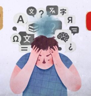 Tandis que la traduction automatique peut s'avérer être particulièrement utile en cas de lacunes en langues étrangères, celle-ci peut également frustrer celles et ceux n'ayant rien demandé. Car oui, les grandes plateformes se mettent à traduire à la volée titres, posts, commentaires, voire voix. De quoi augmenter le temps passé sur le service et donner l’impression qu’« on comprend tout ». Sauf qu'il n'en est rien : pour beaucoup, d’un point de vue utilisateur, la traduction automatique crée un double malaise : on perd les nuances (humour, contexte politique, registres de langue…) et on ne sait pas forcément si ce qu’on lit relève de l'auteur ou d'une paraphrase algorithmique. Sur YouTube, par exemple, des chaînes entières sont aujourd’hui doublées ou sous‑titrées par IA sans bouton clair pour revenir à l’original. Plus récemment, sur X, des posts apparaissent directement traduits dans le fil. Un changement qui n'a pas manqué de faire réagir les utilisateurs, spamés de messages initialement en japonais. Bien que moins grand public, le phénomène est également observé sur Reddit, qui donne naissance à des communautés « francisées » malgré elles. Voici comment s'en débarrasser. Comment désactiver la traduction automatique sur les navigateurs ? Dans cette histoire, le premier suspect est rarement le service lui‑même, mais le navigateur qui le fait parler une autre langue. Sur le web, Chrome joue ce rôle de pivot : son module Google Traduction scanne toutes les pages que vous ouvrez, de YouTube à Google Docs en passant par Reddit, et propose de les réécrire automatiquement dans la langue que vous avez choisie. Résultat : même si YouTube ou Gmail n’ont pas, à l’origine, de traduction automatique très agressive, Chrome ajoute par‑dessus ses propres bulles « Traduire cette page », puis mémorise vos choix pour généraliser le comportement à tout un tas de sites. Tant que cette couche n’est pas désactivée, vous risquez de voir des interfaces, des titres de vidéos ou des documents entiers s’afficher dans une autre langue sans toujours comprendre d’où ça vient. Sur Chrome : Pour vous en débarrasser, rendez-vous sur Chrome, dans les paramètres, puis cliquez sur « Langues ». Plusieurs options s'offrent alors à vous : vous pouvez tout simplement décocher « Utiliser Google Traduction » -- pour éviter tout pop-up --, ou bien ajouter des langues dans la catégorie « Ne jamais proposer de traduire ces langues ». Sur Firefox : Concernant les autres navigateurs, la manoeuvre est similaire. Sur Firefox, quand la bannière « Traduire la page » apparaît, cliquez sur l’icône de roue dentée. Désactivez « Toujours proposer la traduction ». Sur Safari : Sur Safari, la traduction d’une page passe en général par une extension (ou par le menu « Traduire » quand on sélectionne du texte sur iOS). Si vous avez installé une extension de traduction (par exemple « Translate »), cliquez sur son icône dans la barre d’outils pour revenir à la version originale du site, ou désactivez complètement l’extension dans les réglages de Safari. Comment désactiver la traduction automatique sur YouTube ? Désactiver la traduction automatique sur Chrome ne vous garantit pas que cela s'applique aux autres services de la marque. C'est notamment le cas sur YouTube, qui génère des sous‑titres automatiques dans la langue de la vidéo, puis peut les traduire à la volée dans d’autres langues via l’option « Auto‑translate » du lecteur. Sans oublier le développement du doublage par IA sur la plateforme. Le souci ? Eh bien il n'existe pas de bouton global de type « ne jamais traduire / doubler ». Gérez les sous-titres et le doublage sur YouTube Pour retrouver un peu de contrôle, il faut donc bricoler. Premier réflexe : dans le lecteur, ouvrir le menu Audio / Piste audio et repasser systématiquement sur la piste « Originale » lorsque YouTube a sélectionné par défaut une version doublée. Deuxième réflexe : gérer les sous‑titres via Paramètres -> Sous‑titres en choisissant soit la piste dans la langue de la vidéo, soit « Désactivé » pour couper les sous‑titres auto‑traduits qui se réactivent parfois selon les appareils. En théorie, YouTube essaie de se souvenir de vos réglages audio et de sous‑titres, mais en pratique il faut vérifier régulièrement -- surtout quand vous changez d’appareil ou que la plateforme décide soudain de vous servir la version doublée. Installez des extensions Sur ordinateur, les personnes qui veulent revenir à un YouTube « brut » n’ont souvent pas d’autre choix que d’installer des extensions capables de restaurer les titres et descriptions originaux et de bloquer autant que possible les traductions automatiques ajoutées dans la page. C'est notamment le cas de yt-anti-translate, disponible sur GitHub. Dernier levier, un peu radical : changer la langue de YouTube et de son compte Google (par exemple en basculant toute l’interface en anglais) pour réduire la pression à tout traduire vers le français, au prix d’un site qui n’est plus localisé. Comment désactiver la traduction automatique sur les réseaux sociaux ? Sur Instagram : La traduction automatique s'invite également, à divers degrés, dans les réseaux sociaux. Instagram présente la traduction IA (légendes et voix) comme un simple prolongement de la langue de l’interface, et non comme une fonction séparée que l’on pourrait facilement désactiver. Ce n'est, à ce stade, que possible en allant sur un Reel dans une autre langue, puis en cliquant sur les "...". Choisissez alors « Traductions », puis décochez l'option traduire la voix. Autre solution : changer radicalement la langue de l’app (par exemple en la passant en anglais), ce qui réduit les traductions vers le français mais au prix d’une interface qui n’est plus localisée. Sur Facebook : Du côté de Facebook, c’est celui qui joue le plus franc jeu. Dans les paramètres « Langue et région », on peut lister les langues pour lesquelles on ne veut plus qu’on nous propose de traduction, par exemple l’anglais ou l’espagnol. Résultat : les posts dans ces langues restent en version originale et le bouton « Voir la traduction » disparaît souvent. En revanche, il n’existe pas de bouton global du type « ne jamais traduire aucun post », ce qui oblige à paramétrer langue par langue. Sur TikTok : Sur TikTok, l’app traduit automatiquement une partie des légendes et commentaires en fonction de la langue de l’interface. Les options sont cachées dans « Paramètres et confidentialité », puis « Langue » ou « Préférences de contenu ». Vous aurez alors une case « Toujours traduire les publications » -- ainsi que la possibilité de sélectionner des langues que vous ne souhaitez pas voir traduites. Sur X : Sur X, depuis le virage d'Elon Musk visant à pousser du contenu automatiquement traduit par Grok, de nombreux utilisateurs se demandent comment éviter cela. Dans les faits, il est bien possible de définir des langues « préférées » et des langues comprises, ce qui devrait, en théorie, réduire le recours à la traduction. En pratique, même après avoir indiqué que l’on lit très bien l’anglais ou l’espagnol, une grande partie de ces messages continue d’apparaître en français, avec un simple lien discret pour afficher le texte original. Plus généralement, les chemins précis des menus peuvent légèrement varier selon les versions des applications (iOS, Android, web) et les mises à jour, mais les principes restent les mêmes : aller dans les réglages de langue, désactiver les propositions de traduction et remplir les listes « ne jamais traduire » quand elles existent. // Source : Numerama / Google / X / TikTok Tandis que la traduction automatique peut s'avérer être particulièrement utile en cas de lacunes en langues étrangères, celle-ci peut également frustrer celles et ceux n'ayant rien demandé. Car oui, les grandes plateformes se mettent à traduire à la volée titres, posts, commentaires, voire voix. De quoi augmenter le temps passé sur le service et donner l’impression qu’« on comprend tout ». Sauf qu'il n'en est rien : pour beaucoup, d’un point de vue utilisateur, la traduction automatique crée un double malaise : on perd les nuances (humour, contexte politique, registres de langue…) et on ne sait pas forcément si ce qu’on lit relève de l'auteur ou d'une paraphrase algorithmique. Sur YouTube, par exemple, des chaînes entières sont aujourd’hui doublées ou sous‑titrées par IA sans bouton clair pour revenir à l’original. Plus récemment, sur X, des posts apparaissent directement traduits dans le fil. Un changement qui n'a pas manqué de faire réagir les utilisateurs, spamés de messages initialement en japonais. Bien que moins grand public, le phénomène est également observé sur Reddit, qui donne naissance à des communautés « francisées » malgré elles. Voici comment s'en débarrasser. Comment désactiver la traduction automatique sur les navigateurs ? Dans cette histoire, le premier suspect est rarement le service lui‑même, mais le navigateur qui le fait parler une autre langue. Sur le web, Chrome joue ce rôle de pivot : son module Google Traduction scanne toutes les pages que vous ouvrez, de YouTube à Google Docs en passant par Reddit, et propose de les réécrire automatiquement dans la langue que vous avez choisie. Résultat : même si YouTube ou Gmail n’ont pas, à l’origine, de traduction automatique très agressive, Chrome ajoute par‑dessus ses propres bulles « Traduire cette page », puis mémorise vos choix pour généraliser le comportement à tout un tas de sites. Tant que cette couche n’est pas désactivée, vous risquez de voir des interfaces, des titres de vidéos ou des documents entiers s’afficher dans une autre langue sans toujours comprendre d’où ça vient. Sur Chrome : Pour vous en débarrasser, rendez-vous sur Chrome, dans les paramètres, puis cliquez sur « Langues ». Plusieurs options s'offrent alors à vous : vous pouvez tout simplement décocher « Utiliser Google Traduction » -- pour éviter tout pop-up --, ou bien ajouter des langues dans la catégorie « Ne jamais proposer de traduire ces langues ». Sur Firefox : Concernant les autres navigateurs, la manoeuvre est similaire. Sur Firefox, quand la bannière « Traduire la page » apparaît, cliquez sur l’icône de roue dentée. Désactivez « Toujours proposer la traduction ». Sur Safari : Sur Safari, la traduction d’une page passe en général par une extension (ou par le menu « Traduire » quand on sélectionne du texte sur iOS). Si vous avez installé une extension de traduction (par exemple « Translate »), cliquez sur son icône dans la barre d’outils pour revenir à la version originale du site, ou désactivez complètement l’extension dans les réglages de Safari. Comment désactiver la traduction automatique sur YouTube ? Désactiver la traduction automatique sur Chrome ne vous garantit pas que cela s'applique aux autres services de la marque. C'est notamment le cas sur YouTube, qui génère des sous‑titres automatiques dans la langue de la vidéo, puis peut les traduire à la volée dans d’autres langues via l’option « Auto‑translate » du lecteur. Sans oublier le développement du doublage par IA sur la plateforme. Le souci ? Eh bien il n'existe pas de bouton global de type « ne jamais traduire / doubler ». Gérez les sous-titres et le doublage sur YouTube Pour retrouver un peu de contrôle, il faut donc bricoler. Premier réflexe : dans le lecteur, ouvrir le menu Audio / Piste audio et repasser systématiquement sur la piste « Originale » lorsque YouTube a sélectionné par défaut une version doublée. Deuxième réflexe : gérer les sous‑titres via Paramètres -> Sous‑titres en choisissant soit la piste dans la langue de la vidéo, soit « Désactivé » pour couper les sous‑titres auto‑traduits qui se réactivent parfois selon les appareils. En théorie, YouTube essaie de se souvenir de vos réglages audio et de sous‑titres, mais en pratique il faut vérifier régulièrement -- surtout quand vous changez d’appareil ou que la plateforme décide soudain de vous servir la version doublée. Installez des extensions Sur ordinateur, les personnes qui veulent revenir à un YouTube « brut » n’ont souvent pas d’autre choix que d’installer des extensions capables de restaurer les titres et descriptions originaux et de bloquer autant que possible les traductions automatiques ajoutées dans la page. C'est notamment le cas de yt-anti-translate, disponible sur GitHub. Dernier levier, un peu radical : changer la langue de YouTube et de son compte Google (par exemple en basculant toute l’interface en anglais) pour réduire la pression à tout traduire vers le français, au prix d’un site qui n’est plus localisé. Comment désactiver la traduction automatique sur les réseaux sociaux ? Sur Instagram : La traduction automatique s'invite également, à divers degrés, dans les réseaux sociaux. Instagram présente la traduction IA (légendes et voix) comme un simple prolongement de la langue de l’interface, et non comme une fonction séparée que l’on pourrait facilement désactiver. Ce n'est, à ce stade, que possible en allant sur un Reel dans une autre langue, puis en cliquant sur les "...". Choisissez alors « Traductions », puis décochez l'option traduire la voix. Autre solution : changer radicalement la langue de l’app (par exemple en la passant en anglais), ce qui réduit les traductions vers le français mais au prix d’une interface qui n’est plus localisée. Sur Facebook : Du côté de Facebook, c’est celui qui joue le plus franc jeu. Dans les paramètres « Langue et région », on peut lister les langues pour lesquelles on ne veut plus qu’on nous propose de traduction, par exemple l’anglais ou l’espagnol. Résultat : les posts dans ces langues restent en version originale et le bouton « Voir la traduction » disparaît souvent. En revanche, il n’existe pas de bouton global du type « ne jamais traduire aucun post », ce qui oblige à paramétrer langue par langue. Sur TikTok : Sur TikTok, l’app traduit automatiquement une partie des légendes et commentaires en fonction de la langue de l’interface. Les options sont cachées dans « Paramètres et confidentialité », puis « Langue » ou « Préférences de contenu ». Vous aurez alors une case « Toujours traduire les publications » -- ainsi que la possibilité de sélectionner des langues que vous ne souhaitez pas voir traduites. Sur X : Sur X, depuis le virage d'Elon Musk visant à pousser du contenu automatiquement traduit par Grok, de nombreux utilisateurs se demandent comment éviter cela. Dans les faits, il est bien possible de définir des langues « préférées » et des langues comprises, ce qui devrait, en théorie, réduire le recours à la traduction. En pratique, même après avoir indiqué que l’on lit très bien l’anglais ou l’espagnol, une grande partie de ces messages continue d’apparaître en français, avec un simple lien discret pour afficher le texte original. Plus généralement, les chemins précis des menus peuvent légèrement varier selon les versions des applications (iOS, Android, web) et les mises à jour, mais les principes restent les mêmes : aller dans les réglages de langue, désactiver les propositions de traduction et remplir les listes « ne jamais traduire » quand elles existent. // Source : Numerama / Google / X / TikTok