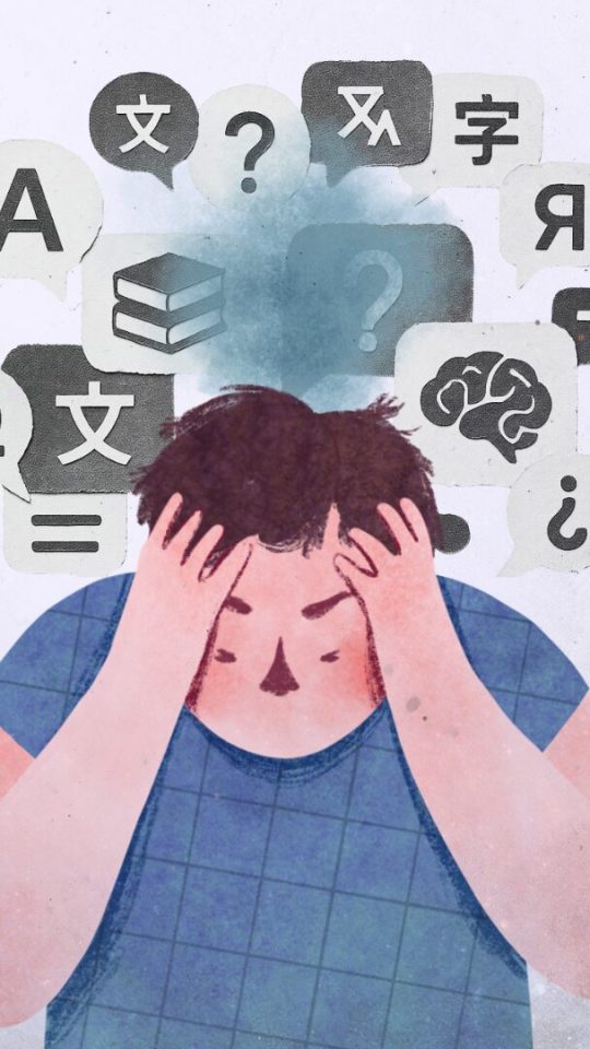 Tandis que la traduction automatique peut s'avérer être particulièrement utile en cas de lacunes en langues étrangères, celle-ci peut également frustrer celles et ceux n'ayant rien demandé. Car oui, les grandes plateformes se mettent à traduire à la volée titres, posts, commentaires, voire voix. De quoi augmenter le temps passé sur le service et donner l’impression qu’« on comprend tout ». Sauf qu'il n'en est rien : pour beaucoup, d’un point de vue utilisateur, la traduction automatique crée un double malaise : on perd les nuances (humour, contexte politique, registres de langue…) et on ne sait pas forcément si ce qu’on lit relève de l'auteur ou d'une paraphrase algorithmique. Sur YouTube, par exemple, des chaînes entières sont aujourd’hui doublées ou sous‑titrées par IA sans bouton clair pour revenir à l’original. Plus récemment, sur X, des posts apparaissent directement traduits dans le fil. Un changement qui n'a pas manqué de faire réagir les utilisateurs, spamés de messages initialement en japonais. Bien que moins grand public, le phénomène est également observé sur Reddit, qui donne naissance à des communautés « francisées » malgré elles. Voici comment s'en débarrasser. Comment désactiver la traduction automatique sur les navigateurs ? Dans cette histoire, le premier suspect est rarement le service lui‑même, mais le navigateur qui le fait parler une autre langue. Sur le web, Chrome joue ce rôle de pivot : son module Google Traduction scanne toutes les pages que vous ouvrez, de YouTube à Google Docs en passant par Reddit, et propose de les réécrire automatiquement dans la langue que vous avez choisie. Résultat : même si YouTube ou Gmail n’ont pas, à l’origine, de traduction automatique très agressive, Chrome ajoute par‑dessus ses propres bulles « Traduire cette page », puis mémorise vos choix pour généraliser le comportement à tout un tas de sites. Tant que cette couche n’est pas désactivée, vous risquez de voir des interfaces, des titres de vidéos ou des documents entiers s’afficher dans une autre langue sans toujours comprendre d’où ça vient. Sur Chrome : Pour vous en débarrasser, rendez-vous sur Chrome, dans les paramètres, puis cliquez sur « Langues ». Plusieurs options s'offrent alors à vous : vous pouvez tout simplement décocher « Utiliser Google Traduction » -- pour éviter tout pop-up --, ou bien ajouter des langues dans la catégorie « Ne jamais proposer de traduire ces langues ». Sur Firefox : Concernant les autres navigateurs, la manoeuvre est similaire. Sur Firefox, quand la bannière « Traduire la page » apparaît, cliquez sur l’icône de roue dentée. Désactivez « Toujours proposer la traduction ». Sur Safari : Sur Safari, la traduction d’une page passe en général par une extension (ou par le menu « Traduire » quand on sélectionne du texte sur iOS). Si vous avez installé une extension de traduction (par exemple « Translate »), cliquez sur son icône dans la barre d’outils pour revenir à la version originale du site, ou désactivez complètement l’extension dans les réglages de Safari. Comment désactiver la traduction automatique sur YouTube ? Désactiver la traduction automatique sur Chrome ne vous garantit pas que cela s'applique aux autres services de la marque. C'est notamment le cas sur YouTube, qui génère des sous‑titres automatiques dans la langue de la vidéo, puis peut les traduire à la volée dans d’autres langues via l’option « Auto‑translate » du lecteur. Sans oublier le développement du doublage par IA sur la plateforme. Le souci ? Eh bien il n'existe pas de bouton global de type « ne jamais traduire / doubler ». Gérez les sous-titres et le doublage sur YouTube Pour retrouver un peu de contrôle, il faut donc bricoler. Premier réflexe : dans le lecteur, ouvrir le menu Audio / Piste audio et repasser systématiquement sur la piste « Originale » lorsque YouTube a sélectionné par défaut une version doublée. Deuxième réflexe : gérer les sous‑titres via Paramètres -> Sous‑titres en choisissant soit la piste dans la langue de la vidéo, soit « Désactivé » pour couper les sous‑titres auto‑traduits qui se réactivent parfois selon les appareils. En théorie, YouTube essaie de se souvenir de vos réglages audio et de sous‑titres, mais en pratique il faut vérifier régulièrement -- surtout quand vous changez d’appareil ou que la plateforme décide soudain de vous servir la version doublée. Installez des extensions Sur ordinateur, les personnes qui veulent revenir à un YouTube « brut » n’ont souvent pas d’autre choix que d’installer des extensions capables de restaurer les titres et descriptions originaux et de bloquer autant que possible les traductions automatiques ajoutées dans la page. C'est notamment le cas de yt-anti-translate, disponible sur GitHub. Dernier levier, un peu radical : changer la langue de YouTube et de son compte Google (par exemple en basculant toute l’interface en anglais) pour réduire la pression à tout traduire vers le français, au prix d’un site qui n’est plus localisé. Comment désactiver la traduction automatique sur les réseaux sociaux ? Sur Instagram : La traduction automatique s'invite également, à divers degrés, dans les réseaux sociaux. Instagram présente la traduction IA (légendes et voix) comme un simple prolongement de la langue de l’interface, et non comme une fonction séparée que l’on pourrait facilement désactiver. Ce n'est, à ce stade, que possible en allant sur un Reel dans une autre langue, puis en cliquant sur les "...". Choisissez alors « Traductions », puis décochez l'option traduire la voix. Autre solution : changer radicalement la langue de l’app (par exemple en la passant en anglais), ce qui réduit les traductions vers le français mais au prix d’une interface qui n’est plus localisée. Sur Facebook : Du côté de Facebook, c’est celui qui joue le plus franc jeu. Dans les paramètres « Langue et région », on peut lister les langues pour lesquelles on ne veut plus qu’on nous propose de traduction, par exemple l’anglais ou l’espagnol. Résultat : les posts dans ces langues restent en version originale et le bouton « Voir la traduction » disparaît souvent. En revanche, il n’existe pas de bouton global du type « ne jamais traduire aucun post », ce qui oblige à paramétrer langue par langue. Sur TikTok : Sur TikTok, l’app traduit automatiquement une partie des légendes et commentaires en fonction de la langue de l’interface. Les options sont cachées dans « Paramètres et confidentialité », puis « Langue » ou « Préférences de contenu ». Vous aurez alors une case « Toujours traduire les publications » -- ainsi que la possibilité de sélectionner des langues que vous ne souhaitez pas voir traduites. Sur X : Sur X, depuis le virage d'Elon Musk visant à pousser du contenu automatiquement traduit par Grok, de nombreux utilisateurs se demandent comment éviter cela. Dans les faits, il est bien possible de définir des langues « préférées » et des langues comprises, ce qui devrait, en théorie, réduire le recours à la traduction. En pratique, même après avoir indiqué que l’on lit très bien l’anglais ou l’espagnol, une grande partie de ces messages continue d’apparaître en français, avec un simple lien discret pour afficher le texte original. Plus généralement, les chemins précis des menus peuvent légèrement varier selon les versions des applications (iOS, Android, web) et les mises à jour, mais les principes restent les mêmes : aller dans les réglages de langue, désactiver les propositions de traduction et remplir les listes « ne jamais traduire » quand elles existent. // Source : Numerama / Google / X / TikTok Tandis que la traduction automatique peut s'avérer être particulièrement utile en cas de lacunes en langues étrangères, celle-ci peut également frustrer celles et ceux n'ayant rien demandé. Car oui, les grandes plateformes se mettent à traduire à la volée titres, posts, commentaires, voire voix. De quoi augmenter le temps passé sur le service et donner l’impression qu’« on comprend tout ». Sauf qu'il n'en est rien : pour beaucoup, d’un point de vue utilisateur, la traduction automatique crée un double malaise : on perd les nuances (humour, contexte politique, registres de langue…) et on ne sait pas forcément si ce qu’on lit relève de l'auteur ou d'une paraphrase algorithmique. Sur YouTube, par exemple, des chaînes entières sont aujourd’hui doublées ou sous‑titrées par IA sans bouton clair pour revenir à l’original. Plus récemment, sur X, des posts apparaissent directement traduits dans le fil. Un changement qui n'a pas manqué de faire réagir les utilisateurs, spamés de messages initialement en japonais. Bien que moins grand public, le phénomène est également observé sur Reddit, qui donne naissance à des communautés « francisées » malgré elles. Voici comment s'en débarrasser. Comment désactiver la traduction automatique sur les navigateurs ? Dans cette histoire, le premier suspect est rarement le service lui‑même, mais le navigateur qui le fait parler une autre langue. Sur le web, Chrome joue ce rôle de pivot : son module Google Traduction scanne toutes les pages que vous ouvrez, de YouTube à Google Docs en passant par Reddit, et propose de les réécrire automatiquement dans la langue que vous avez choisie. Résultat : même si YouTube ou Gmail n’ont pas, à l’origine, de traduction automatique très agressive, Chrome ajoute par‑dessus ses propres bulles « Traduire cette page », puis mémorise vos choix pour généraliser le comportement à tout un tas de sites. Tant que cette couche n’est pas désactivée, vous risquez de voir des interfaces, des titres de vidéos ou des documents entiers s’afficher dans une autre langue sans toujours comprendre d’où ça vient. Sur Chrome : Pour vous en débarrasser, rendez-vous sur Chrome, dans les paramètres, puis cliquez sur « Langues ». Plusieurs options s'offrent alors à vous : vous pouvez tout simplement décocher « Utiliser Google Traduction » -- pour éviter tout pop-up --, ou bien ajouter des langues dans la catégorie « Ne jamais proposer de traduire ces langues ». Sur Firefox : Concernant les autres navigateurs, la manoeuvre est similaire. Sur Firefox, quand la bannière « Traduire la page » apparaît, cliquez sur l’icône de roue dentée. Désactivez « Toujours proposer la traduction ». Sur Safari : Sur Safari, la traduction d’une page passe en général par une extension (ou par le menu « Traduire » quand on sélectionne du texte sur iOS). Si vous avez installé une extension de traduction (par exemple « Translate »), cliquez sur son icône dans la barre d’outils pour revenir à la version originale du site, ou désactivez complètement l’extension dans les réglages de Safari. Comment désactiver la traduction automatique sur YouTube ? Désactiver la traduction automatique sur Chrome ne vous garantit pas que cela s'applique aux autres services de la marque. C'est notamment le cas sur YouTube, qui génère des sous‑titres automatiques dans la langue de la vidéo, puis peut les traduire à la volée dans d’autres langues via l’option « Auto‑translate » du lecteur. Sans oublier le développement du doublage par IA sur la plateforme. Le souci ? Eh bien il n'existe pas de bouton global de type « ne jamais traduire / doubler ». Gérez les sous-titres et le doublage sur YouTube Pour retrouver un peu de contrôle, il faut donc bricoler. Premier réflexe : dans le lecteur, ouvrir le menu Audio / Piste audio et repasser systématiquement sur la piste « Originale » lorsque YouTube a sélectionné par défaut une version doublée. Deuxième réflexe : gérer les sous‑titres via Paramètres -> Sous‑titres en choisissant soit la piste dans la langue de la vidéo, soit « Désactivé » pour couper les sous‑titres auto‑traduits qui se réactivent parfois selon les appareils. En théorie, YouTube essaie de se souvenir de vos réglages audio et de sous‑titres, mais en pratique il faut vérifier régulièrement -- surtout quand vous changez d’appareil ou que la plateforme décide soudain de vous servir la version doublée. Installez des extensions Sur ordinateur, les personnes qui veulent revenir à un YouTube « brut » n’ont souvent pas d’autre choix que d’installer des extensions capables de restaurer les titres et descriptions originaux et de bloquer autant que possible les traductions automatiques ajoutées dans la page. C'est notamment le cas de yt-anti-translate, disponible sur GitHub. Dernier levier, un peu radical : changer la langue de YouTube et de son compte Google (par exemple en basculant toute l’interface en anglais) pour réduire la pression à tout traduire vers le français, au prix d’un site qui n’est plus localisé. Comment désactiver la traduction automatique sur les réseaux sociaux ? Sur Instagram : La traduction automatique s'invite également, à divers degrés, dans les réseaux sociaux. Instagram présente la traduction IA (légendes et voix) comme un simple prolongement de la langue de l’interface, et non comme une fonction séparée que l’on pourrait facilement désactiver. Ce n'est, à ce stade, que possible en allant sur un Reel dans une autre langue, puis en cliquant sur les "...". Choisissez alors « Traductions », puis décochez l'option traduire la voix. Autre solution : changer radicalement la langue de l’app (par exemple en la passant en anglais), ce qui réduit les traductions vers le français mais au prix d’une interface qui n’est plus localisée. Sur Facebook : Du côté de Facebook, c’est celui qui joue le plus franc jeu. Dans les paramètres « Langue et région », on peut lister les langues pour lesquelles on ne veut plus qu’on nous propose de traduction, par exemple l’anglais ou l’espagnol. Résultat : les posts dans ces langues restent en version originale et le bouton « Voir la traduction » disparaît souvent. En revanche, il n’existe pas de bouton global du type « ne jamais traduire aucun post », ce qui oblige à paramétrer langue par langue. Sur TikTok : Sur TikTok, l’app traduit automatiquement une partie des légendes et commentaires en fonction de la langue de l’interface. Les options sont cachées dans « Paramètres et confidentialité », puis « Langue » ou « Préférences de contenu ». Vous aurez alors une case « Toujours traduire les publications » -- ainsi que la possibilité de sélectionner des langues que vous ne souhaitez pas voir traduites. Sur X : Sur X, depuis le virage d'Elon Musk visant à pousser du contenu automatiquement traduit par Grok, de nombreux utilisateurs se demandent comment éviter cela. Dans les faits, il est bien possible de définir des langues « préférées » et des langues comprises, ce qui devrait, en théorie, réduire le recours à la traduction. En pratique, même après avoir indiqué que l’on lit très bien l’anglais ou l’espagnol, une grande partie de ces messages continue d’apparaître en français, avec un simple lien discret pour afficher le texte original. Plus généralement, les chemins précis des menus peuvent légèrement varier selon les versions des applications (iOS, Android, web) et les mises à jour, mais les principes restent les mêmes : aller dans les réglages de langue, désactiver les propositions de traduction et remplir les listes « ne jamais traduire » quand elles existent. // Source : Numerama / Google / X / TikTok